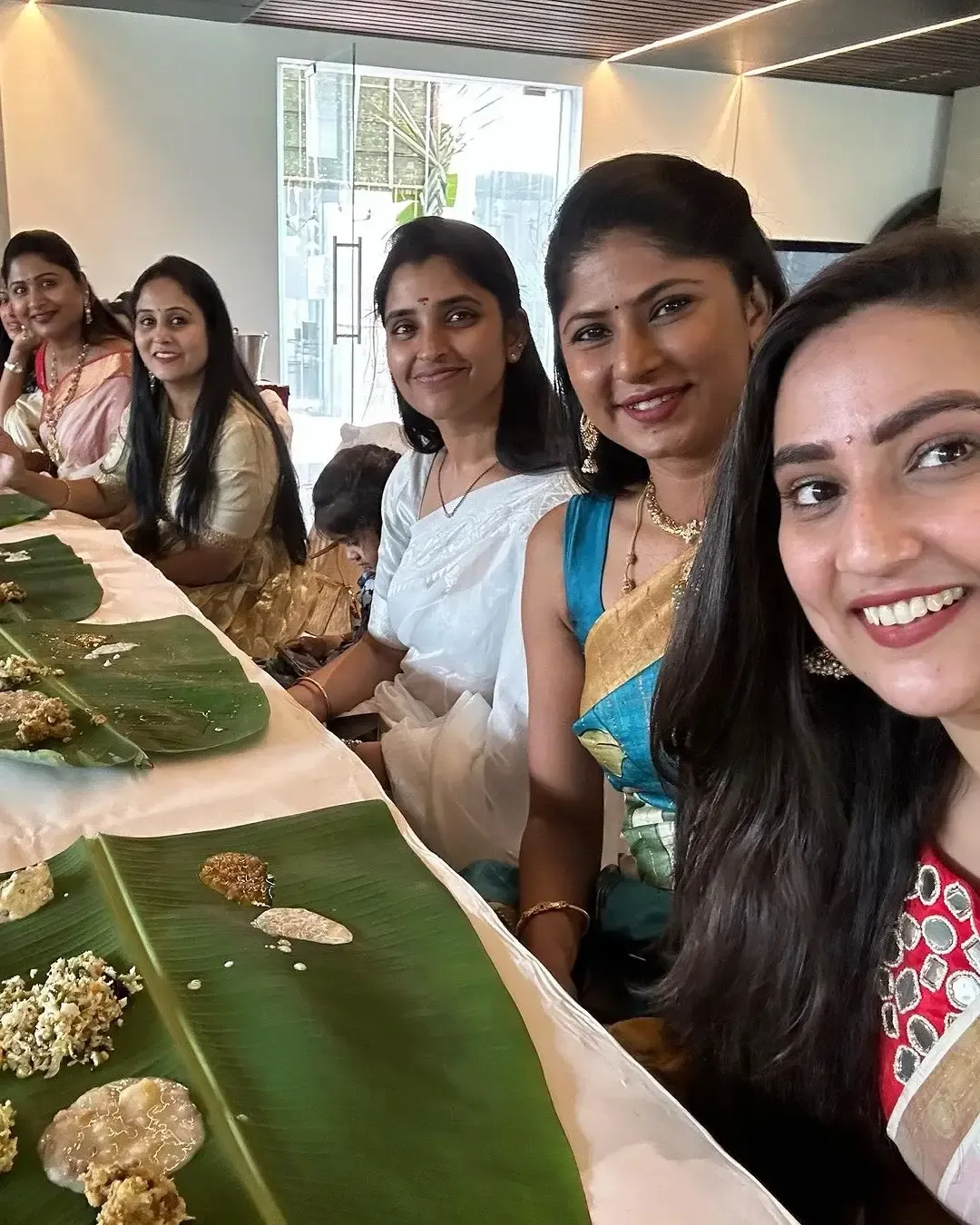 INDIAN TV ANCHOR MANJUSHA IN ONAM SPECIAL WHITE SAREE 5